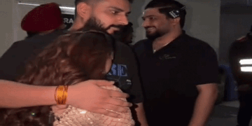 सिंगर जैस्मीन सैंडलस का मंगेतर का बैकस्टेज VIDEO सामने आया:शेखर चौधरी को गले लगाकर रोईं, टीम मेंबर्स ने संभाला; गुरुग्राम लाइव कॉन्सर्ट में सबसे इंट्रोड्यूस कराया था