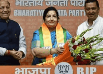 भाजपा सरकार पर भड़कीं सिंगर अनुराधा पौडवाल:कहा- 93 हजार स्कूल बंद पड़े हैं, विश्वगुरु-विश्वगुरु कहना बंद करो या ये नॉनसेंस बंद करो