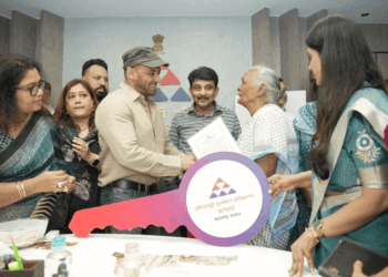 स्लम रिहैबिलिटेशन अथॉरिटी के ऑफिस पहुंचे सलमान खान:बुजुर्गों को चाबियां दीं, हाथ मिलाया, फिल्म मातृभूमि से जुड़ा सवाल करने से इनकार