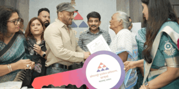 स्लम रिहैबिलिटेशन अथॉरिटी के ऑफिस पहुंचे सलमान खान:बुजुर्गों को चाबियां दीं, हाथ मिलाया, फिल्म मातृभूमि से जुड़ा सवाल करने से इनकार