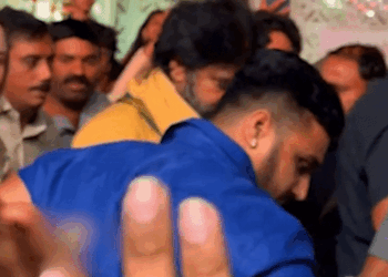 फिल्ममेकर की बेटी के रिसेप्शन में पहुंचे पवन कल्याण:फोटोग्राफर्स को टोका, मंच पर भीड़ लगने से परेशान दिखे गेस्ट, सिक्योरिटी को करना पड़ा जद्दोजहद