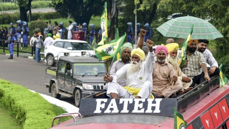 ट्रेड डील के खिलाफ किसानों का दिल्ली कूच आज, शंभू बॉर्डर पर जबरदस्त बैरिकेडिंग, JCB और क्रेन भी तैनात