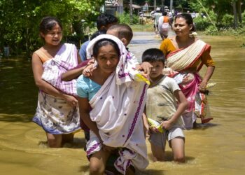 असम में बाढ़ की वजह से हाहाकार, 24 घंटों में 21 और लोगों की मौत, 5.64 लाख लोग प्रभावित