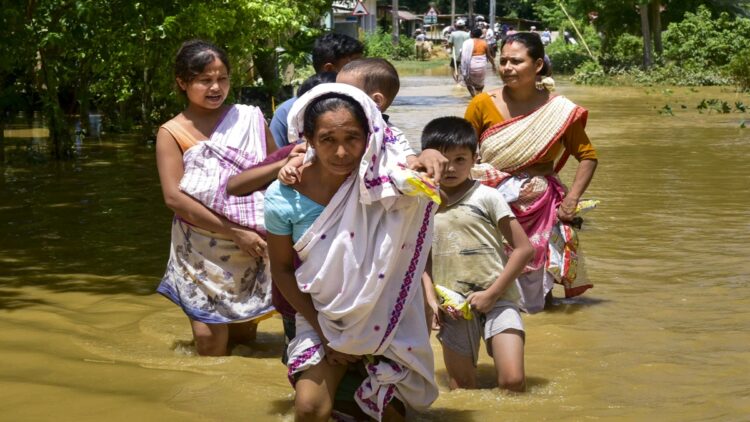 असम में बाढ़ की वजह से हाहाकार, 24 घंटों में 21 और लोगों की मौत, 5.64 लाख लोग प्रभावित