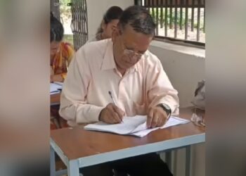 उम्र कोई बाधा नहीं, 32 डिग्रियां हासिल करने के बाद 75 वर्षीय बुजुर्ग ने दी एक और परीक्षा, हाल ही में कराया आंखों का इलाज