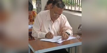उम्र कोई बाधा नहीं, 32 डिग्रियां हासिल करने के बाद 75 वर्षीय बुजुर्ग ने दी एक और परीक्षा, हाल ही में कराया आंखों का इलाज