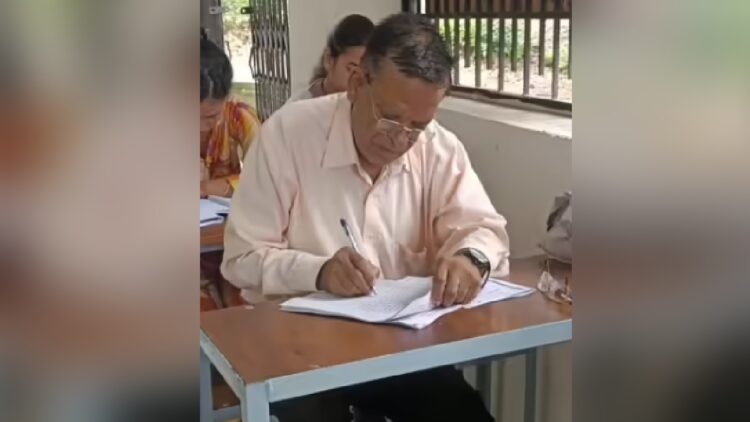 उम्र कोई बाधा नहीं, 32 डिग्रियां हासिल करने के बाद 75 वर्षीय बुजुर्ग ने दी एक और परीक्षा, हाल ही में कराया आंखों का इलाज