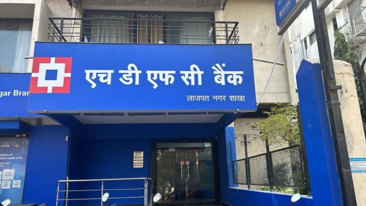HDFC Bank के मार्केट कैप में ₹1.18 लाख करोड़ की भारी गिरावट, सेंसेक्स की टॉप 10 में से 9 कंपनियों को ₹2.74 लाख करोड़ का नुकसान
