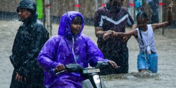 एक साथ एक्टिव हुए कई वेदर सिस्टम, अगले 5 दिन देश के ज्यादातर हिस्सों में भारी बारिश के आसार, 23 राज्यों के लिए अलर्ट जारी