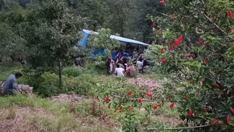 शिमला में रोडवेज बस हुई दुर्घटनाग्रस्त, 2 की मौत, कई गंभीर रूप से घायल, 22 लोग थे सवार