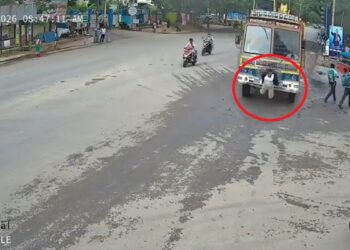 महिला को पीछे से मारी टक्कर, उछलकर सीधे ट्रक के नीचे समा गई; CCTV में कैद हुआ हादसा