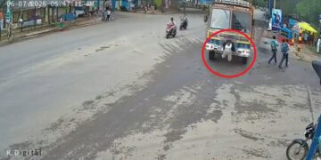 महिला को पीछे से मारी टक्कर, उछलकर सीधे ट्रक के नीचे समा गई; CCTV में कैद हुआ हादसा