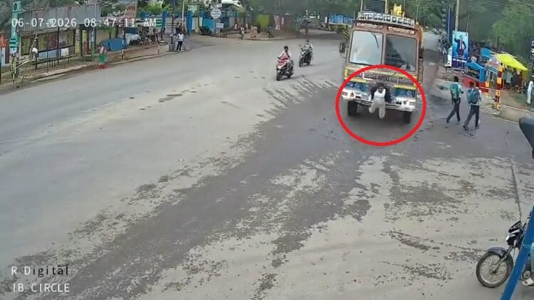 महिला को पीछे से मारी टक्कर, उछलकर सीधे ट्रक के नीचे समा गई; CCTV में कैद हुआ हादसा