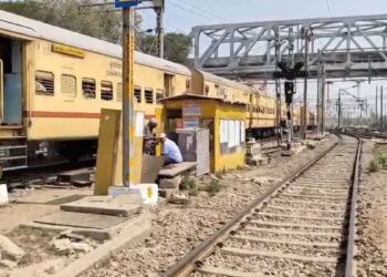 पत्नी के सामने पति और उसकी प्रेमिका ने खाया जहर, ट्रेन में की आत्महत्या करने की कोशिश; बेहोश होकर गिरे
