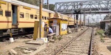 पत्नी के सामने पति और उसकी प्रेमिका ने खाया जहर, ट्रेन में की आत्महत्या करने की कोशिश; बेहोश होकर गिरे