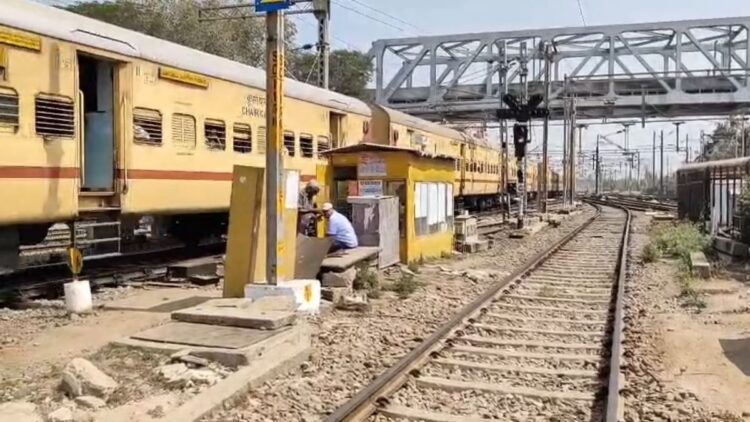 पत्नी के सामने पति और उसकी प्रेमिका ने खाया जहर, ट्रेन में की आत्महत्या करने की कोशिश; बेहोश होकर गिरे