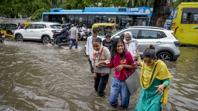 आज आपके इलाके में बारिश होगी या नहीं? मौसम विभाग ने कई राज्यों में जारी किया अलर्ट, पढ़ें अपडेट