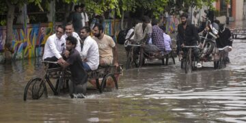 दिल्ली समेत 15 से ज्यादा राज्यों में बारिश का अलर्ट, गुजरात और असम में बाढ़ का कहर जारी