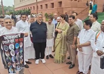 VIDEO: संसद परिसर में कल्याण बनर्जी और प्रियंका गांधी के बीच मजाकिया तंज, पप्पू यादव ने भी ली चुटकी