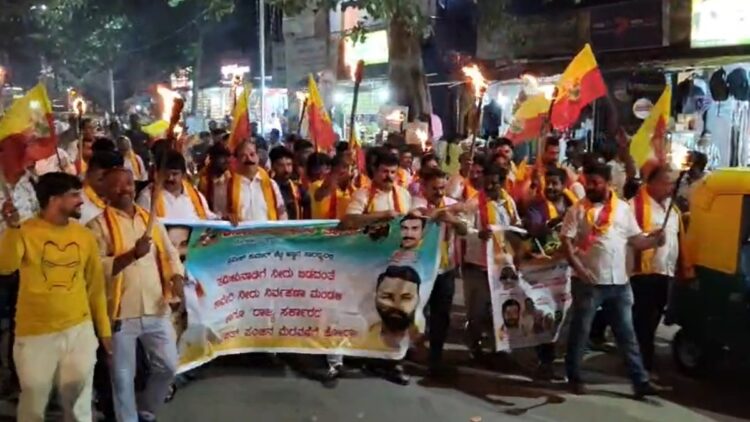 तमिलनाडु को कावेरी नदी का पानी छोड़ने के आदेश पर कर्नाटक में बवाल, लोगों ने निकाला मशाल प्रोटेस्ट