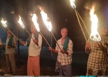 तमिलनाडु के लिए कावेरी का पानी छोड़ने के आदेश पर कर्नाटक में विरोध प्रदर्शन तेज, किसानों ने निकाला मशाल जुलूस