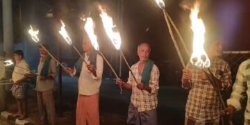 तमिलनाडु के लिए कावेरी का पानी छोड़ने के आदेश पर कर्नाटक में विरोध प्रदर्शन तेज, किसानों ने निकाला मशाल जुलूस