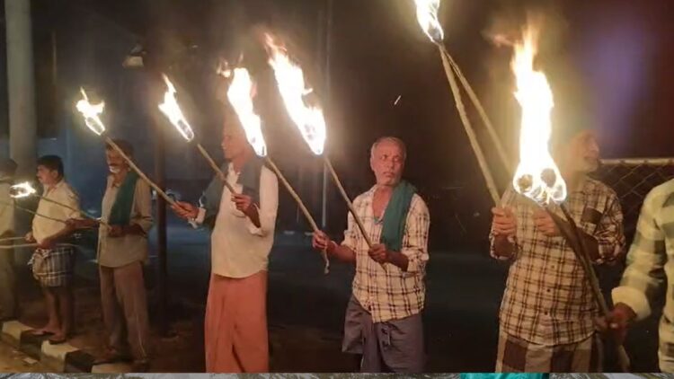 तमिलनाडु के लिए कावेरी का पानी छोड़ने के आदेश पर कर्नाटक में विरोध प्रदर्शन तेज, किसानों ने निकाला मशाल जुलूस