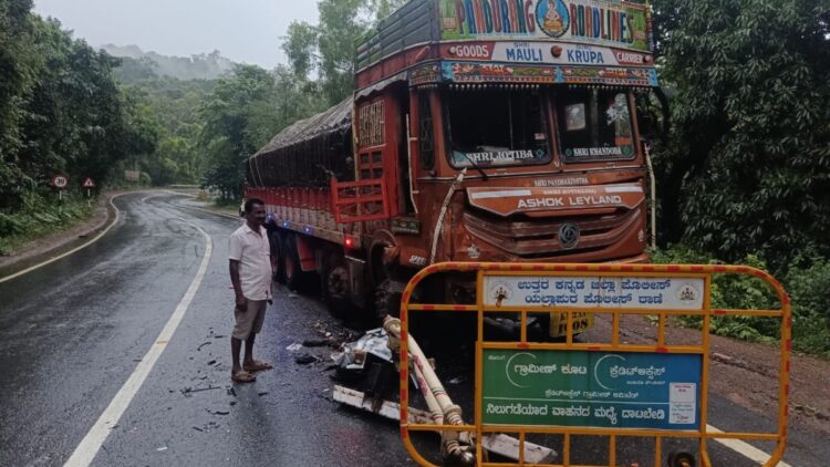 उत्तर कन्नड जिला में भीषण हादसा, ट्रक और क्रूजर के बीच टक्कर में 6 लोगों की मौत, 3 घायल