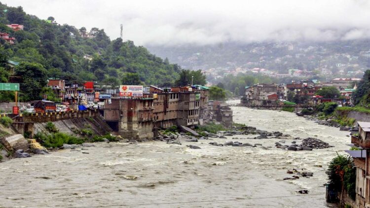 हिमाचल में 15 जुलाई तक आफत बरपाएगी बारिश! कुल्लू में शख्स की मौत, सोलन-सिरमौर में स्कूल बंद; लैंडस्लाइड की चेतावनी