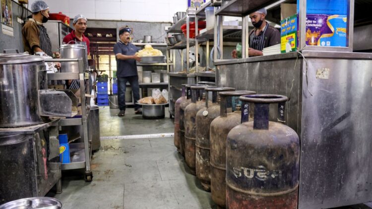 LPG सिलेंडर हुआ सस्ता, कीमतों में 183.50 रुपये की गिरावट- जानें किन लोगों को मिलेगी राहत
