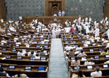 पेपर लीक पर सख्त कानून की तैयारी, संसद में आज भी हो रहा हंगामा, LIVE अपडेट्स