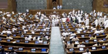 पेपर लीक पर सख्त कानून की तैयारी, संसद में आज भी हो रहा हंगामा, LIVE अपडेट्स