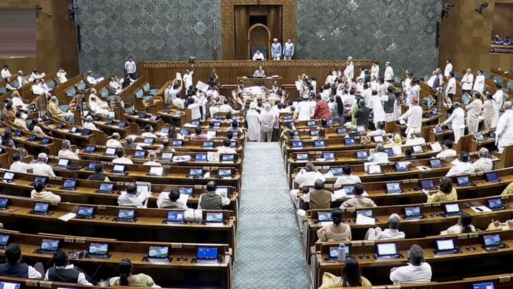 पेपर लीक पर सख्त कानून की तैयारी, संसद में आज भी हो रहा हंगामा, LIVE अपडेट्स