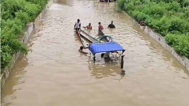 ओडिशा में भारी बारिश से बिगड़े हालात, रेलवे अंडरपास में 5 फीट पानी भरा, कई वाहन फंसे