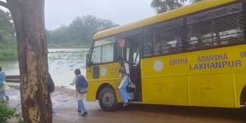 कीचड़ में फंसकर पलटते-पलटते बची स्कूल बस, बड़ी संख्या में छात्र-छात्राएं थे सवार, सामने आया डराने वाला Video