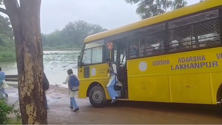 कीचड़ में फंसकर पलटते-पलटते बची स्कूल बस, बड़ी संख्या में छात्र-छात्राएं थे सवार, सामने आया डराने वाला Video