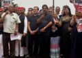 काले कपड़ों में संसद पहुंचे विपक्षी सांसद, छात्रों के मुद्दों पर सरकार के खिलाफ खोला मोर्चा
