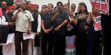 काले कपड़ों में संसद पहुंचे विपक्षी सांसद, छात्रों के मुद्दों पर सरकार के खिलाफ खोला मोर्चा