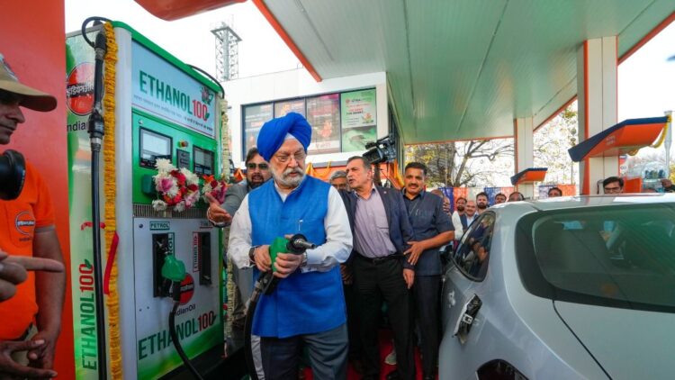 20% इथेनॉल की मिलावट के बावजूद क्यों नहीं सस्ता हुआ E20 पेट्रोल? सरकार ने बताई वजह