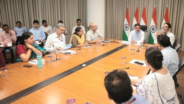 प्रह्लाद जोशी ने आज से संभाला पदभार, धर्मेंद्र प्रधान के इस्तीफे के बाद बने नए शिक्षा मंत्री