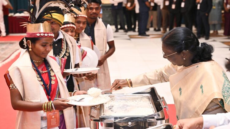 राष्ट्रपति भवन में बस्तर के मांझी-चालकी बने खास मेहमान, द्रौपदी मुर्मू ने खुद परोसा भोजन, पहली बार दिखा ऐसा नजारा