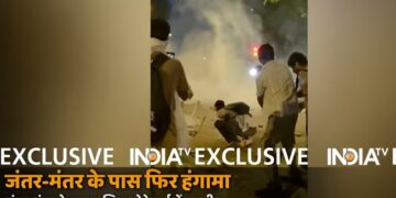 जंतर मंतर के पास फिर शुरू हुआ हंगामा, प्रदर्शनकारियों की आड़ में गुंडों ने पुलिस पर किया अटैक, ACP घायल
