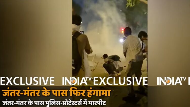 जंतर मंतर के पास फिर शुरू हुआ हंगामा, प्रदर्शनकारियों की आड़ में गुंडों ने पुलिस पर किया अटैक, ACP घायल