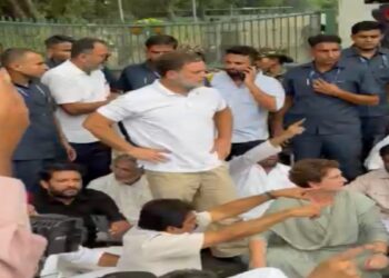 PM आवास के बाहर Congress का प्रदर्शन, राहुल गांधी-प्रियंका भी शामिल, जानें कांग्रेस की क्या है मांग ?