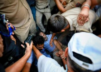राहुल गांधी, प्रियंका और अखिलेश यादव हिरासत में लिए गए, पीएम आवास के बाहर कर रहे थे प्रदर्शन; देखें वीडियो