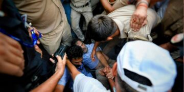 राहुल गांधी, प्रियंका और अखिलेश यादव हिरासत में लिए गए, पीएम आवास के बाहर कर रहे थे प्रदर्शन; देखें वीडियो