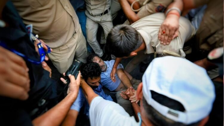 राहुल गांधी, प्रियंका और अखिलेश यादव हिरासत में लिए गए, पीएम आवास के बाहर कर रहे थे प्रदर्शन; देखें वीडियो