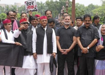 संसद सत्र का तीसरा दिन, शिक्षा मंत्री के इस्तीफे पर अड़ा विपक्ष, शाम 4 बजे PC करेंगे राहुल गांधी