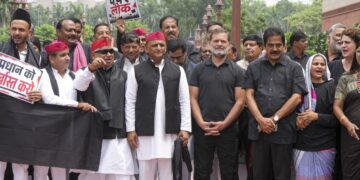 संसद सत्र का तीसरा दिन, शिक्षा मंत्री के इस्तीफे पर अड़ा विपक्ष, शाम 4 बजे PC करेंगे राहुल गांधी