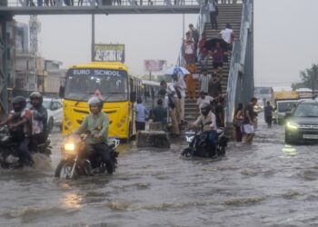 दिल्ली-UP-बिहार समेत 15 राज्यों में भारी बारिश की चेतावनी, कहीं ‘ऑरेंज’ तो कहीं ‘रेड अलर्ट’… देखें अपने शहर का हाल